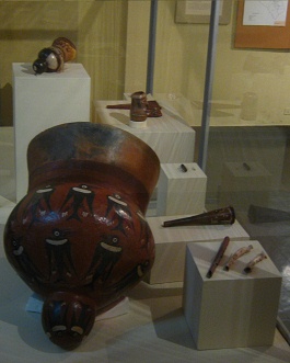 El cuerpo grande de tambor con
                                    dise�o de p�jaros, primer plano