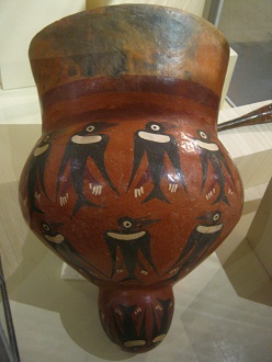 El cuerpo grande de tambor con
                                    dise�o de p�jaros, primer plano 02