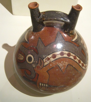 Keramikflasche der Nasca-Kultur mit
                            einem Killerwal (Orca) drauf