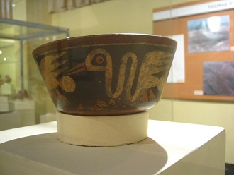 Keramikschssel der Nasca-Kultur mit
                            einem Kormoran drauf 01