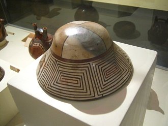 Here is a ceramic plate of Nazca culture
                          with angular spirals