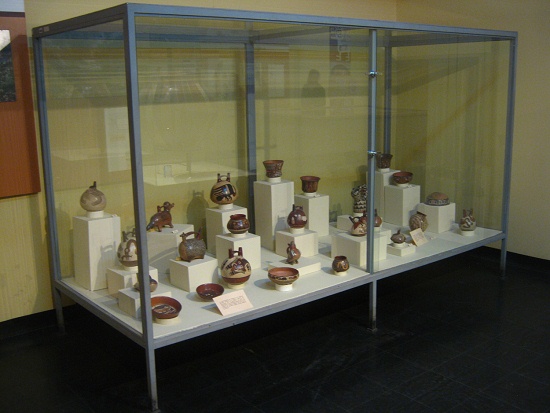 Eine weitere Vitrine mit
                              Nasca-Keramik