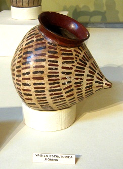 Keramikflasche in Form einer Jiquima-Frucht
                      mit einfachem Linien-Design