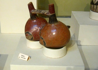 Keramikflasche in Form von Lucumas
                      (Eifrucht)