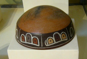 Un plato
de cerámica Nazca con un diseño similar a
ventanas Un plato de cerámica Nazca con un
diseño similar a ventanas