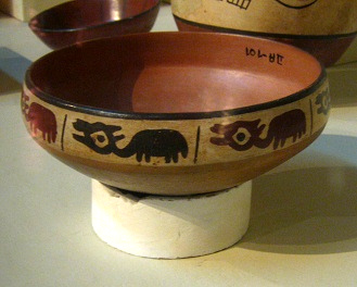 Un plato
de la cultura Nazca con el diseño de llamas
o vicuñas Un plato de la cultura Nazca con el
diseño de llamas o vicuñas