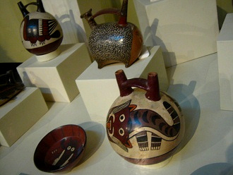 Botella de
cerámica con el diseño de un gato Botella de cerámica con el
diseño de un gato