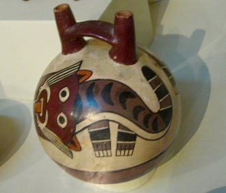 Botella de cerámica con el
diseño de un gato, primer plano Botella de cerámica con el
diseño de un gato, primer plano