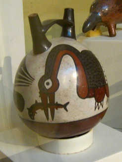 Botella
de cerámica con una garza con un pez
03 Botella de cerámica con una
garza con un pez 03