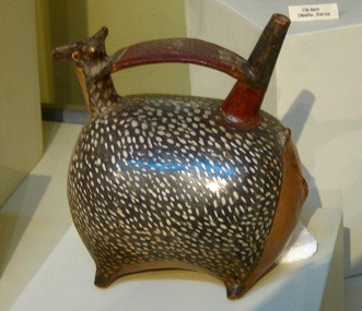 Botella de cerámica de la cultura
Nazca en forma de un llama o vicuña Botella de cerámica de la cultura Nazca
en forma de un llama o vicuña