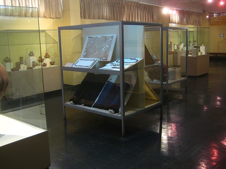 Showcase with weavings of Nazca
                            culture