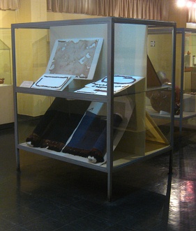 Vitrine mit Webereien der Nasca-Kultur,
                        Nahaufnahme