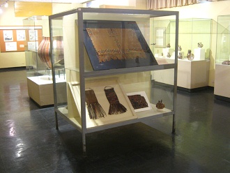 Rear side of the
                showcase with fabrics of Nazca culture