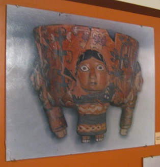 Foto eines Keramikgefsses der
                            Wari-Kultur mit einer Person drauf