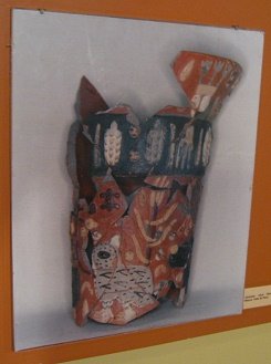 Photo of a ceramic vessel of Wari
                            culture with figurines