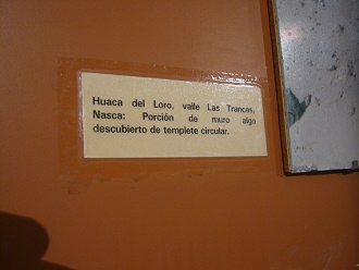 Text about the Parrot's sanctuary
                              ("Huaca del Loro"): A part of
                              the wall of a round pavilion partly
                              excavated