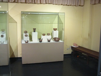 Otra vitrina con cer�mica de la cultura
                            Wari