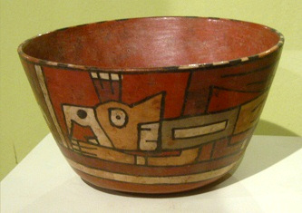 Ceramic pan of Wari culture with a
                            giant bird