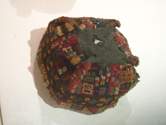 Gorro de la cultura Wari
                                    (Huari)