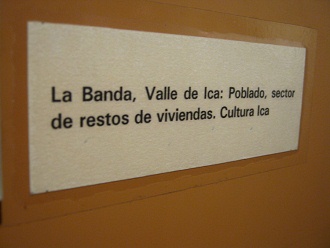 Texto: La Banda, Valle de Ica:
                              Poblado, sector de restos de viviendas.
                              Cultura Ica