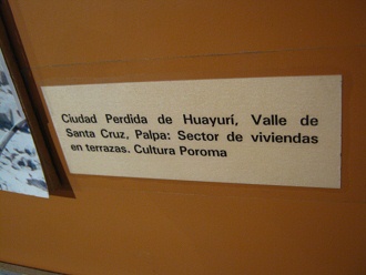 Text: Die verlorene Stadt Huayuri im Tal
                        zum Heiligen Kreuz (Valle de Santa Cruz) in
                        Palpa. Dieser Teil der Siedlungen ist auf
                        Terrassen gebaut. Poroma-Kultur