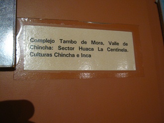 Text:
                      Der Komplex Brombeeren-Rastplatz ("Tambo de
                      Mora") im Chincha-Tal. Auf dem Foto ist das
                      Heiligtum "Der Wachposten" ("Huaca
                      La Centinela") zu sehen. Kulturen Chincha und
                      Inka