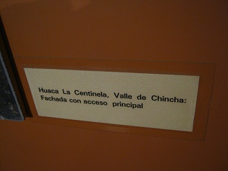 Texto: Huaca La Centinela, Valle de
                              Chincha: Fachada con acceso principal