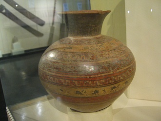 Vasija de cermica de la cultura
                            Chincha con diseos grficos