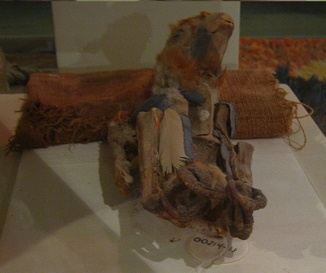 Guacamahyo hecho en plumas,
                                    cultura Chincha, primer plano