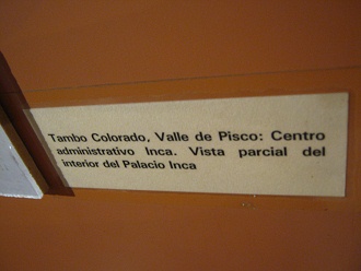 Text: Tambo Colorado (bersetzt:
                        "Bemaltes Gstehaus") im Pisco-Tal.
                        Die Anlage war ein Verwaltungszentrum der Inka.
                        Teilansicht des Innenhofs des Inka-Palasts.