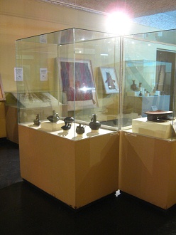 Vitrine mit schwarzer Keramik der
                      Inka-Kultur