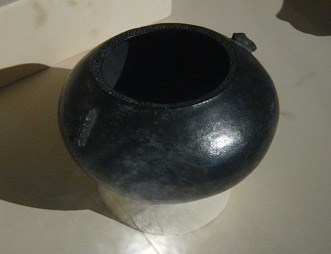 Schwarze Keramikschale der
                                    Inka-Kultur, Nahaufnahme