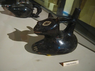 Keramikkanne in Form
                eines Katzentiers