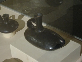 Kleine, schwarze Keramikflasche der
                      Inka-Kultur