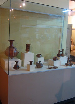 Die zweite Vitrine mit Inka-Keramik mit
                      geometrischen Mustern