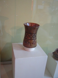 Grosser Keramikbecher mit
                              geometrischen Mustern