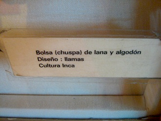 Text: Beutel (Ketschua: chuspa)
                                    aus Wolle und Baumwolle; Design:
                                    Lamas; Inka-Kultur