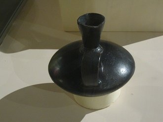 Schwarze Keramikkanne der Inka-Kultur
                            01