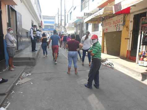 Terrorismo de Vizcarra+Martos:
                                colas en una calle lateral de la avenida
                                Tupac en Comas 1, abril 2020