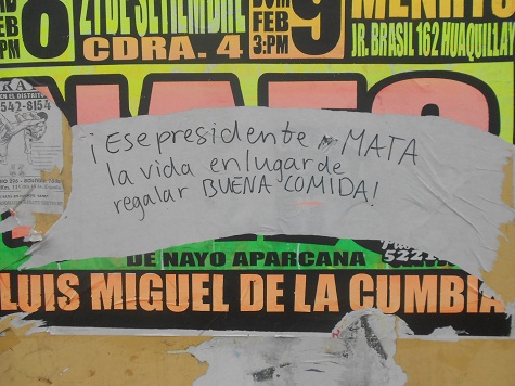 Graffiti
                                sobre el presidente incompetente
                                criminal Vizcarra: Ese presidente MATA
                                la vida en lugar de regalar BUENA
                                COMIDA!