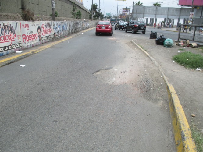 Hueco grande en la pista de la avenida
              Mendiola (Panamericana) al lado de Independencia (cruce
              con la Izaguirre)