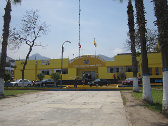 El parque central de comas con la vista a
                        la municipalidad