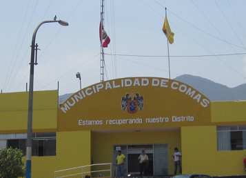 El parque central de comas con la vista
                            a la municipalidad con el texto
                            "Municipalidad de Comas. Estamos
                            recuperando nuestro distrito"