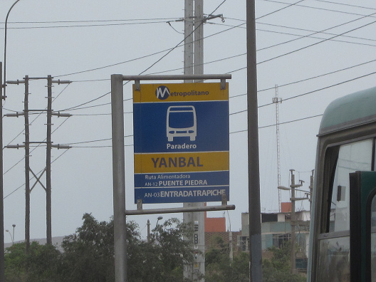 Das Schild der Bushaltestelle
              Yanbal an der Panamericana