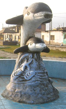 Trujillo,
              distrito Buenos Aires, malecn con poesa con estatua de
              delfines, caracoles del mar y estrellas del mar, 11 de
              septiembre 2010