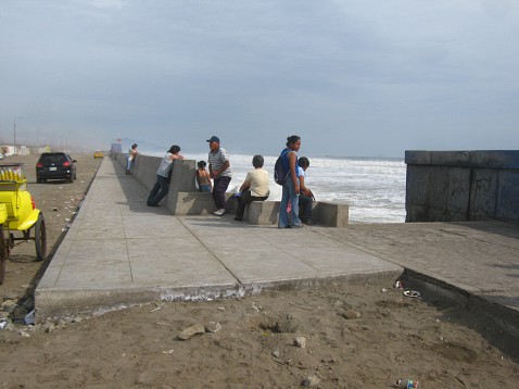 El malecn del distrito de Buenos Aires en
              Trujillo (Per) en 2010)