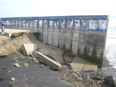 El malecn del
              distrito de Buenos Aires en Trujillo (Per) en 2010: paso
              a paso el mar comi el muro del malecn porque al alcalde
              Acua no import de proteger ese muro del malecn (!!!)