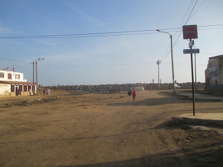 El malecn Coln del distrito de Buenos Aires en
              Trujillo (Per) en mayo 2017: han puesto un muro gigante
              de piedras grandes que resisten al mar, pero no dejaron
              pasar los huaicos del 2017 - y en combinacin con las
              lluvias fuertes colapsaron casas