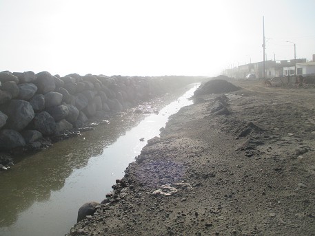 El malecn Coln en el distrito de Buenos Aires en
              Trujillo (Per) en mayo 2017: los huaicos dejaron
              estanques que son un peligro para el muro de piedras
              gigantes