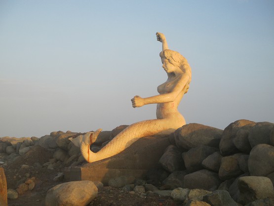 La nica poesa que qued en el malecn Coln en
              el distrito de Buenos Aires en Trujillo (Per) en mayo
              2017 es esa estatua de una virgen del mar - otros / otras
              dicen "sirena" u otra cosa...